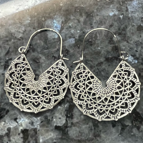 🎉HP🎉 🦋 3/$24 Silver toned detailed Southwestern style hoop earrings / NWOT - Picture 4 of 5